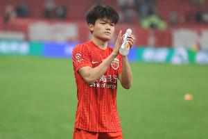 记者:上海海港明天出发飞赴成都,备战下周二客场对阵蓉城的比赛配图