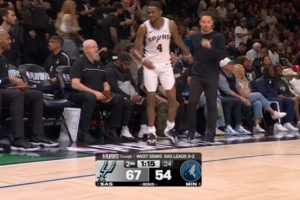 是否有伏笔？福克斯出现受伤情况 一瘸一拐回到更衣室治疗配图