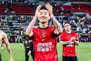 足球报：蓉城攻守兼备、心态成熟、韧性十足，正朝冠军稳步迈进配图