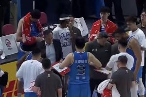 活久见😲北京男篮双战术板场面引发热议:到底该听谁的呢?配图